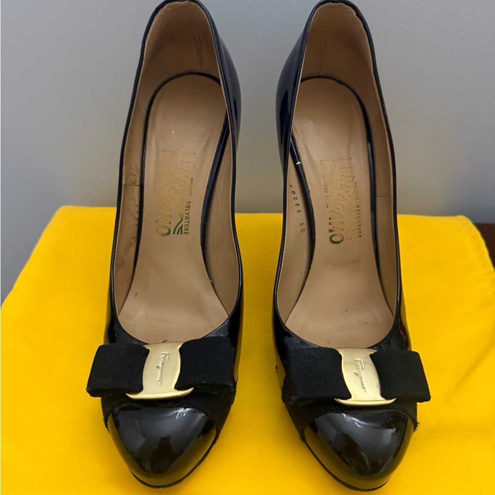 ❤️❤️SOLD❤️❤️Salvatore Ferragamo Black Heels with Gold Bow Accent
